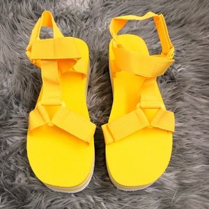 NWOT Yellow summer platform sandals